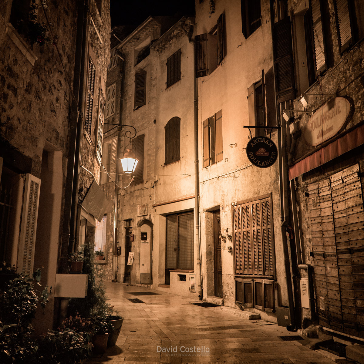 Walking through Vence at night, captivated by the lanterns, the light and the way this one fell over the louve shutters and the closed artisan boulanger.
